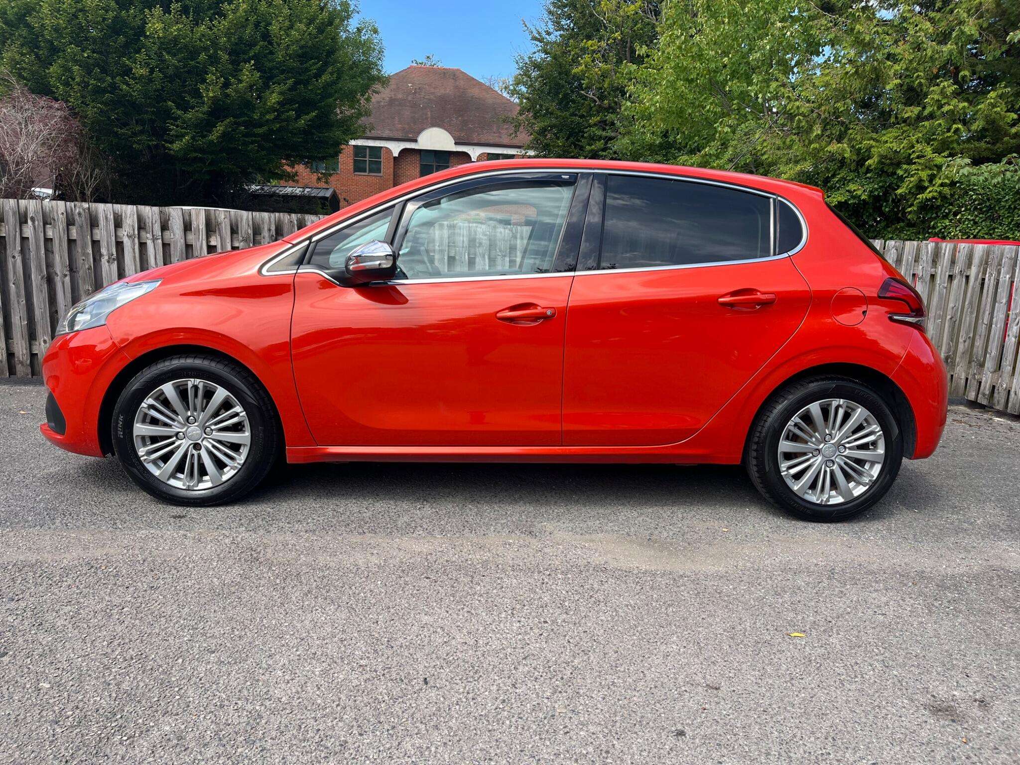 A 2017 PEUGEOT 208 1.2 PureTech Allure Euro 6 5dr A 2017 PEUGEOT 208 1.2 PureTech Allure Euro 6 5dr