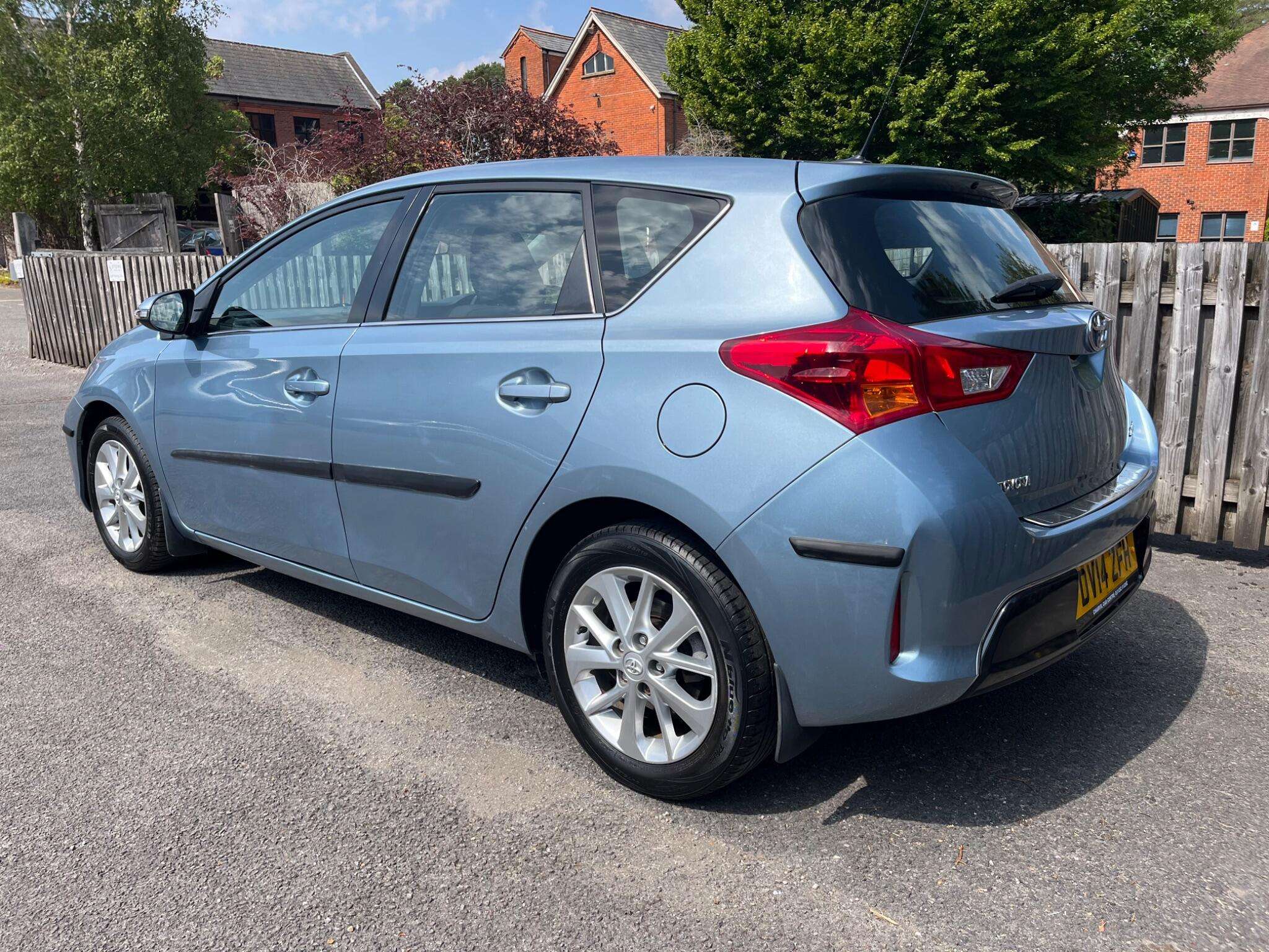 A 2014 TOYOTA AURIS 1.33 Dual VVT-i Icon Euro 5 (s/s) 5dr A 2014 TOYOTA AURIS 1.33 Dual VVT-i Icon Euro 5 (s/s) 5dr