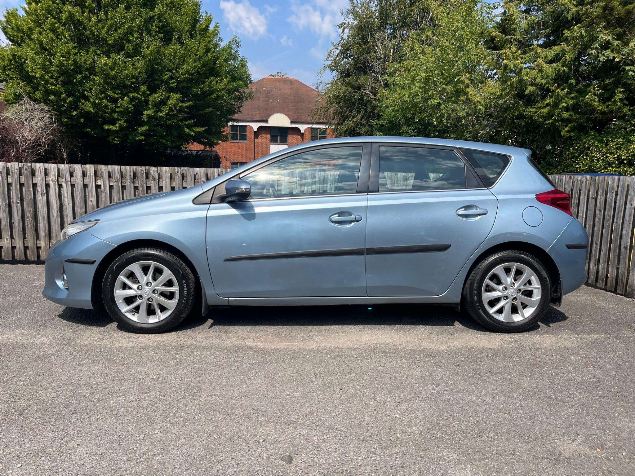 A 2014 TOYOTA AURIS 1.33 Dual VVT-i Icon Euro 5 (s/s) 5dr A 2014 TOYOTA AURIS 1.33 Dual VVT-i Icon Euro 5 (s/s) 5dr