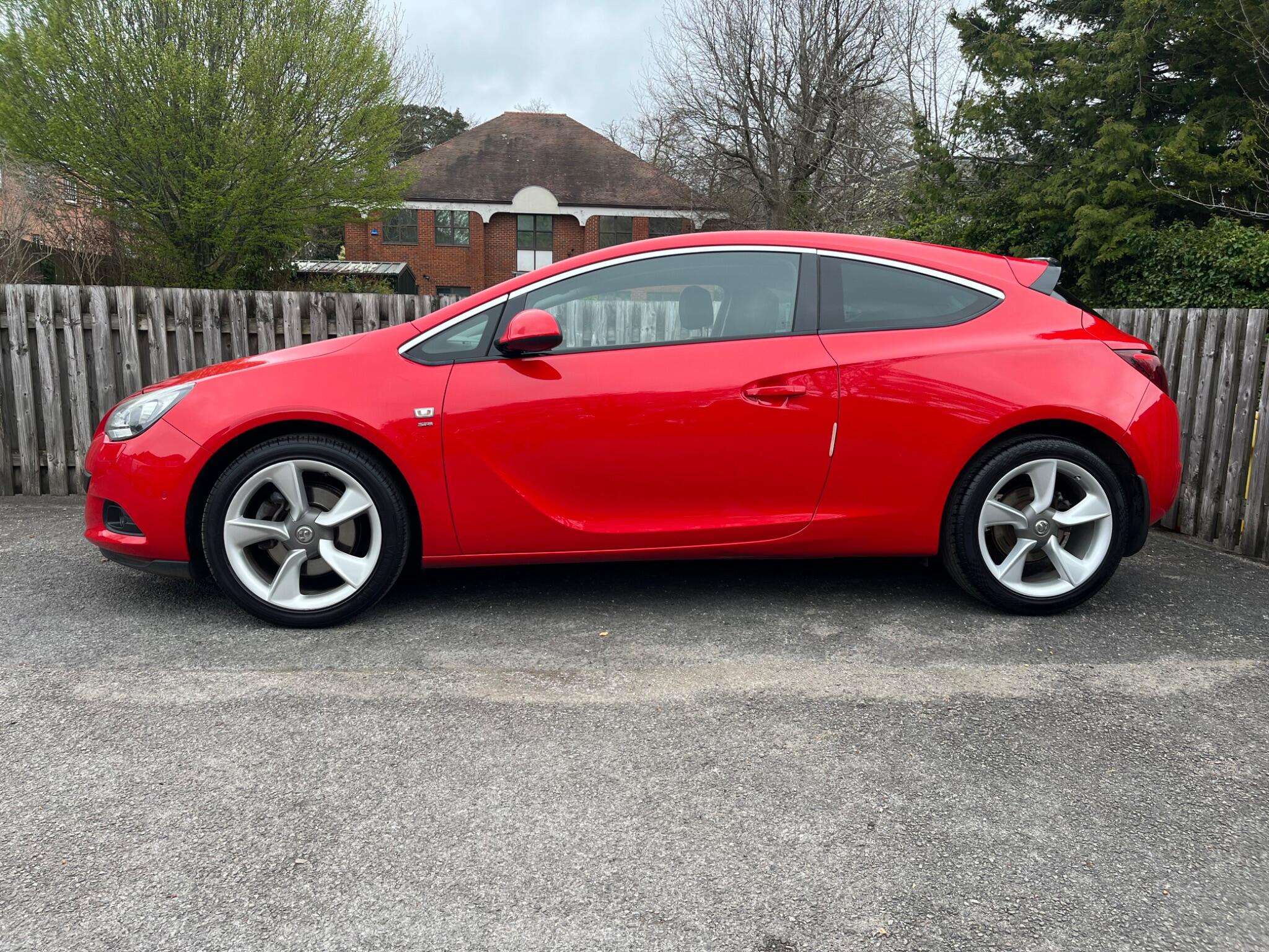 A 2014 VAUXHALL ASTRA 1.4T SRi Euro 5 (s/s) 3dr A 2014 VAUXHALL ASTRA 1.4T SRi Euro 5 (s/s) 3dr