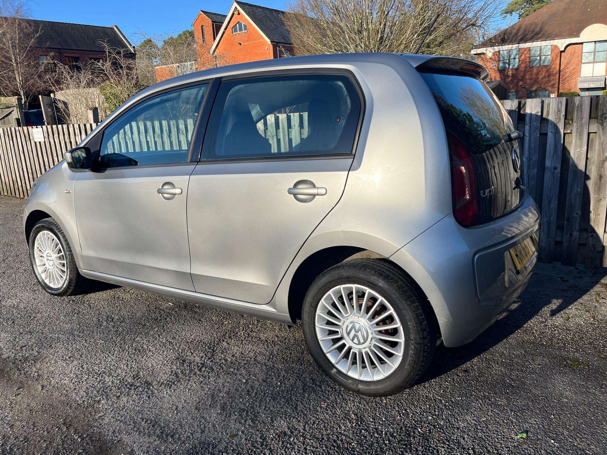 A 2015 VOLKSWAGEN UP! 1.0 High up! Euro 6 5dr A 2015 VOLKSWAGEN UP! 1.0 High up! Euro 6 5dr