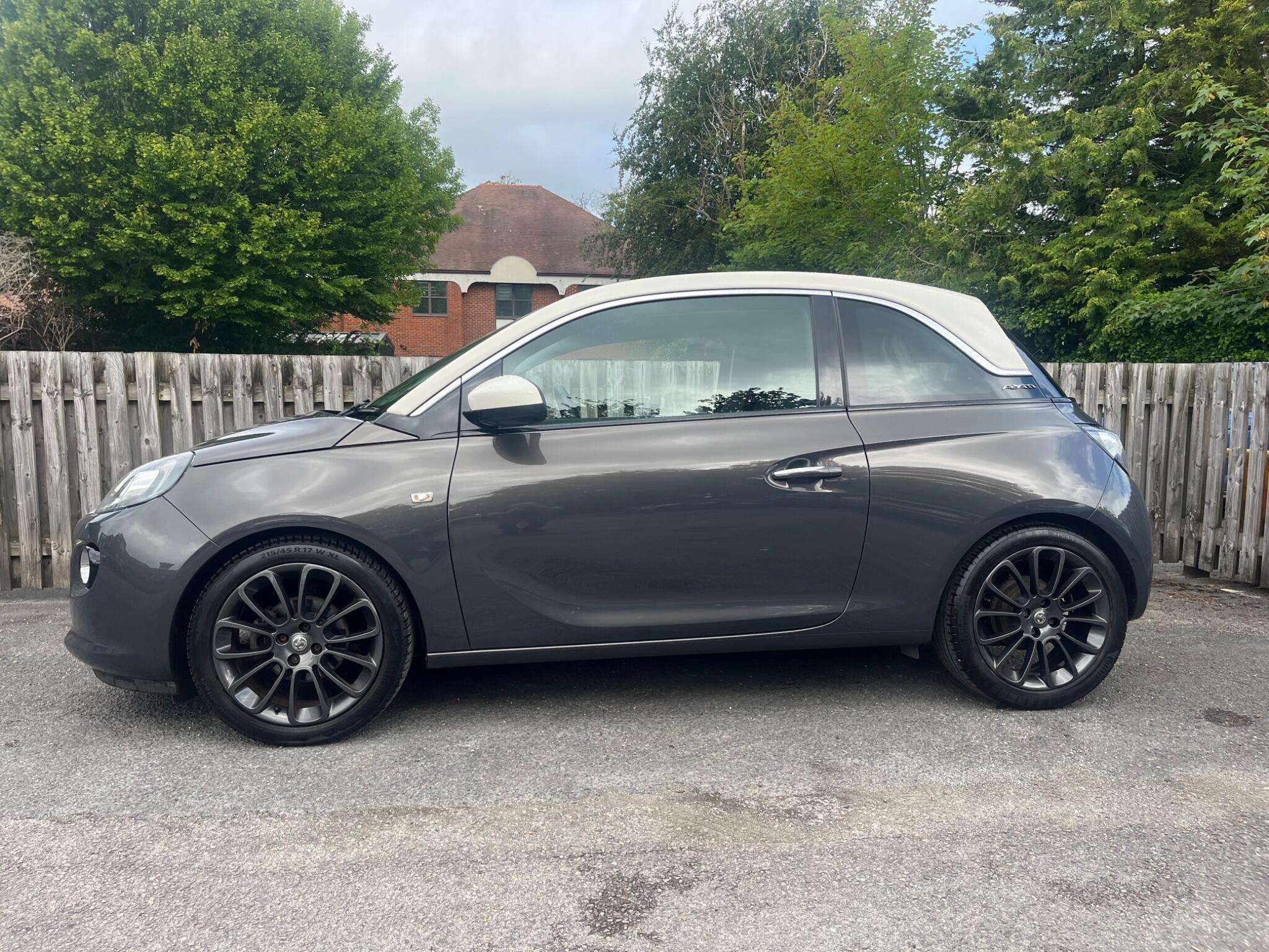 A 2016 VAUXHALL ADAM 1.4i GLAM Euro 6 3dr A 2016 VAUXHALL ADAM 1.4i GLAM Euro 6 3dr