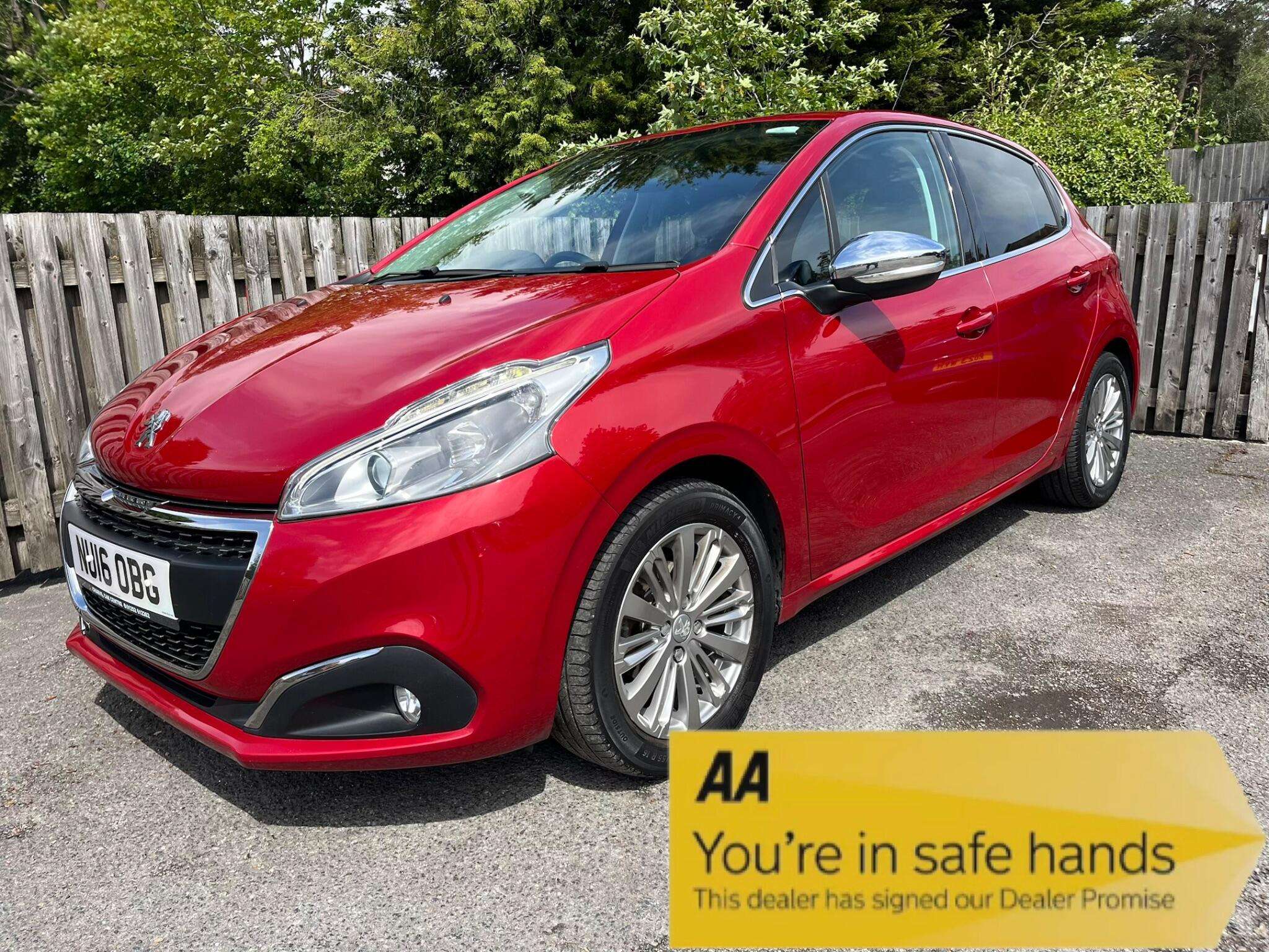 A 2016 PEUGEOT 208 1.2 PureTech Allure Euro 6 5dr A 2016 PEUGEOT 208 1.2 PureTech Allure Euro 6 5dr