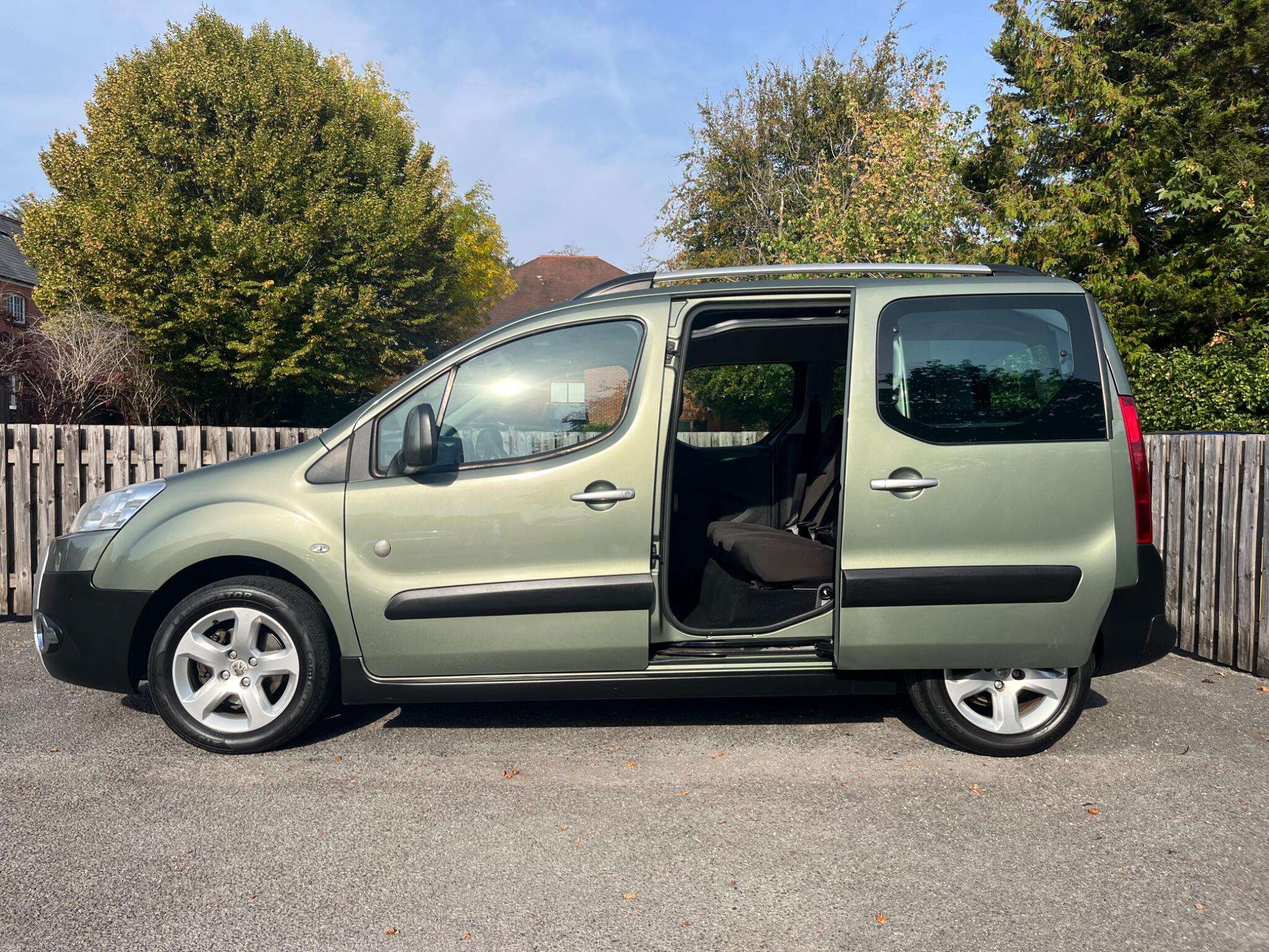 A 2011 PEUGEOT PARTNER TEPEE 1.6 HDi 8v Tepee Outdoor 5dr A 2011 PEUGEOT PARTNER TEPEE 1.6 HDi 8v Tepee Outdoor 5dr