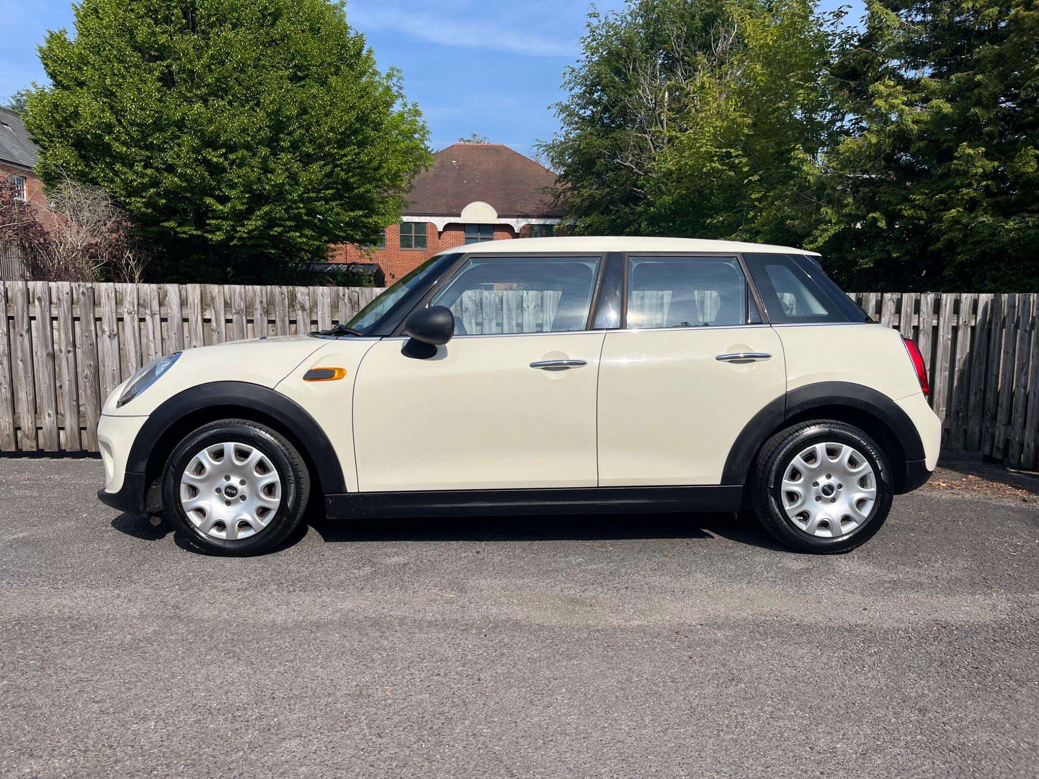 A 2016 MINI HATCH 1.2 One Euro 6 (s/s) 5dr A 2016 MINI HATCH 1.2 One Euro 6 (s/s) 5dr