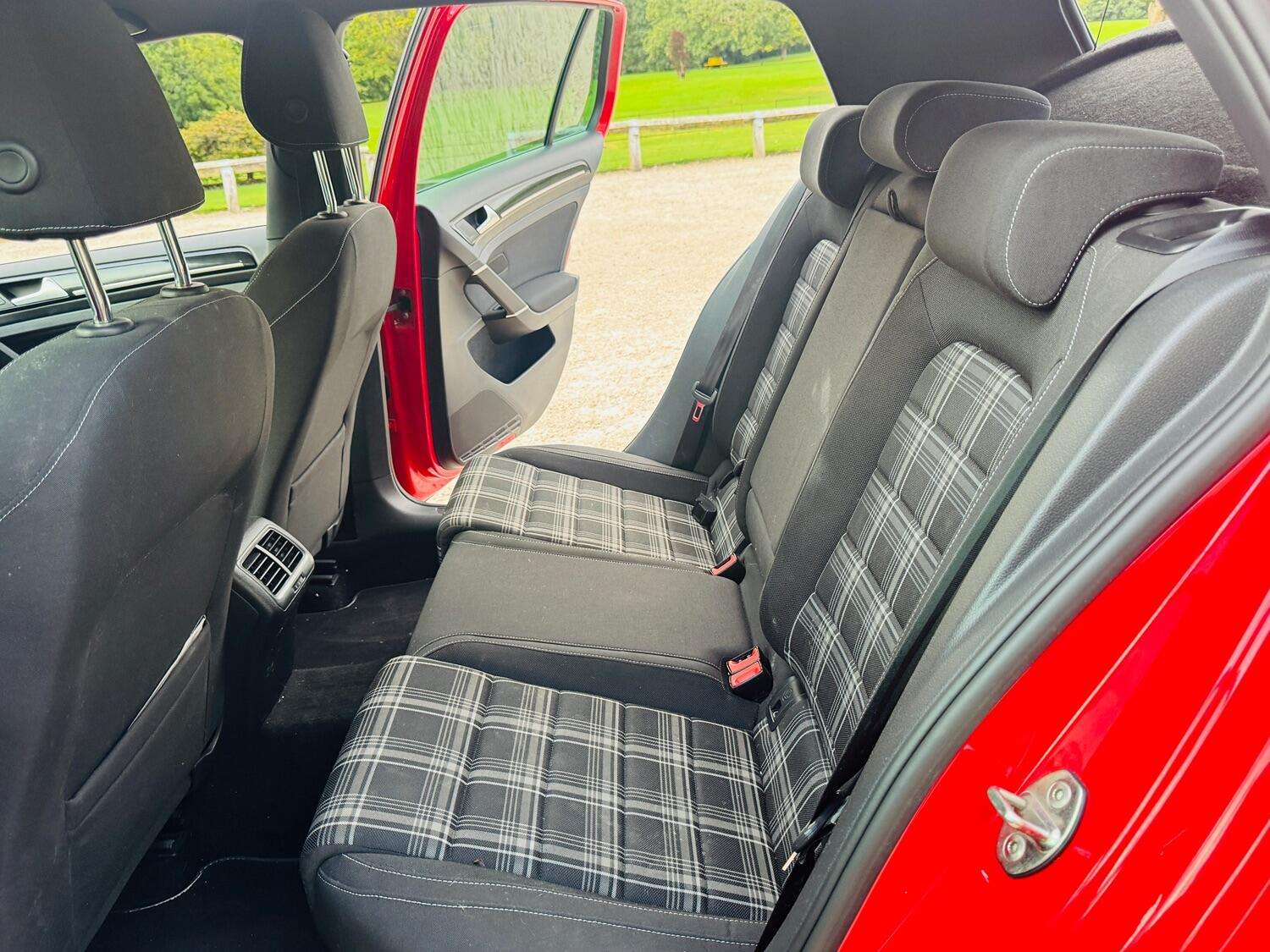 A 2016 VOLKSWAGEN GOLF 2.0 TDI BlueMotion Tech GTD A 2016 VOLKSWAGEN GOLF 2.0 TDI BlueMotion Tech GTD