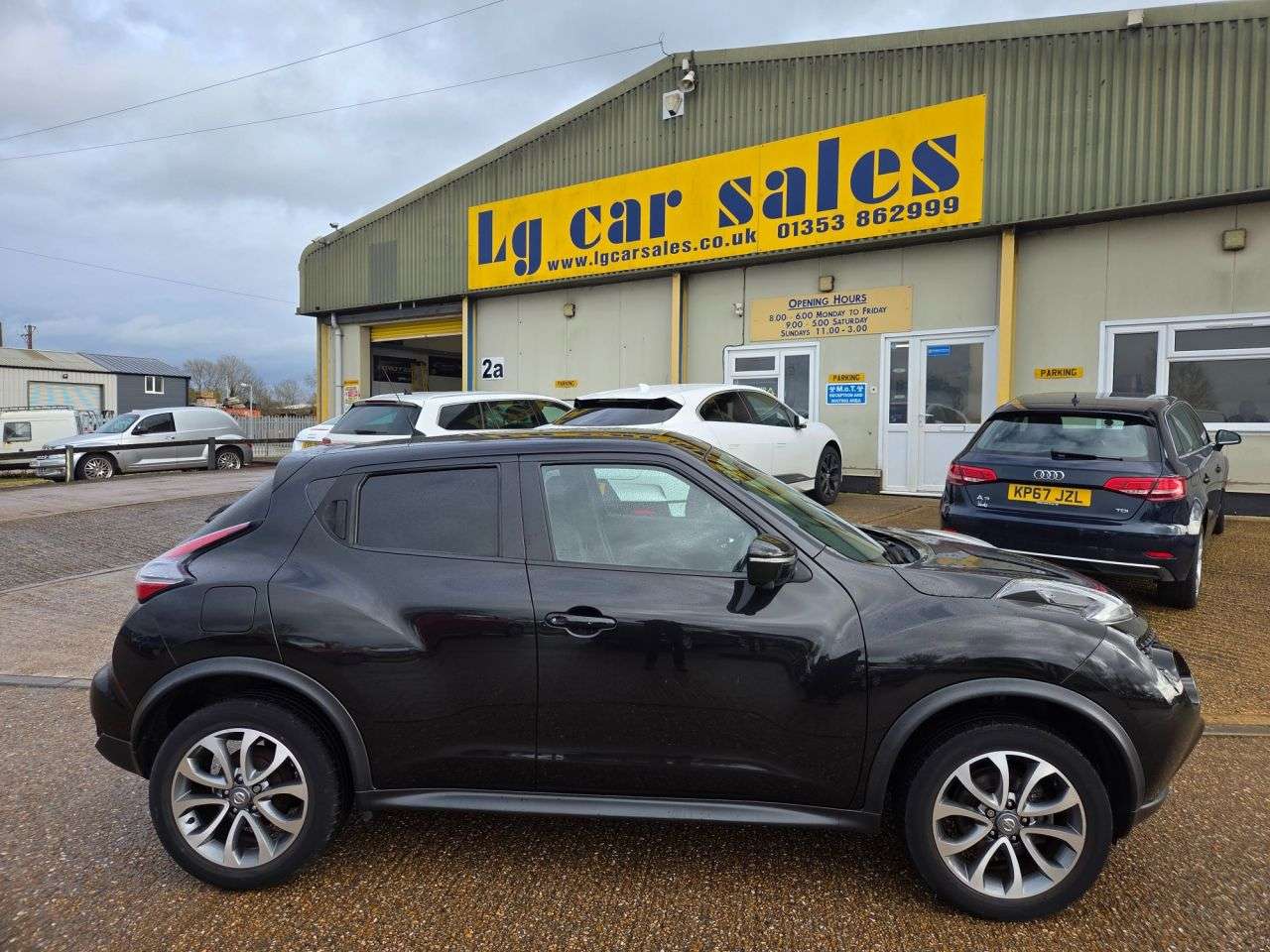 A 2017 NISSAN JUKE 1.6 Tekna SUV 5dr Petrol XTRON Euro 6 (117 ps) A 2017 NISSAN JUKE 1.6 Tekna SUV 5dr Petrol XTRON Euro 6 (117 ps)