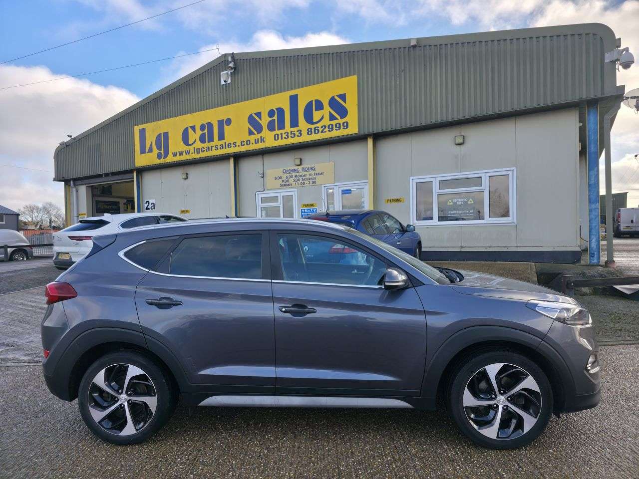 A 2017 HYUNDAI TUCSON 1.7 CRDi Blue Drive Premium SUV 5dr Diesel DCT Euro 6 (s/s) (141 ps) A 2017 HYUNDAI TUCSON 1.7 CRDi Blue Drive Premium SUV 5dr Diesel DCT Euro 6 (s/s) (141 ps)