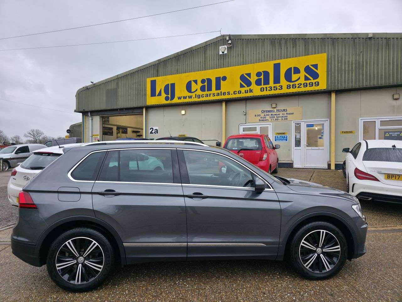 A 2019 VOLKSWAGEN TIGUAN 2.0 TDI SE Navigation SUV 5dr Diesel DSG Euro 6 (s/s) (150 ps) A 2019 VOLKSWAGEN TIGUAN 2.0 TDI SE Navigation SUV 5dr Diesel DSG Euro 6 (s/s) (150 ps)