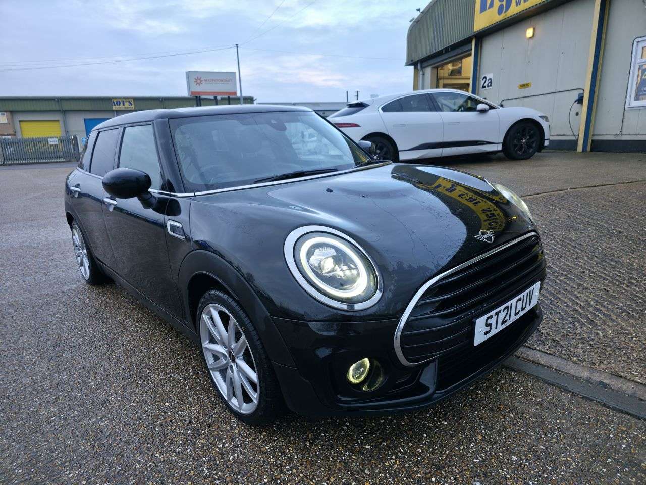 A 2021 MINI CLUBMAN 1.5 Cooper Sport Estate 6dr Petrol Steptronic Euro 6 (s/s) (136 ps) A 2021 MINI CLUBMAN 1.5 Cooper Sport Estate 6dr Petrol Steptronic Euro 6 (s/s) (136 ps)