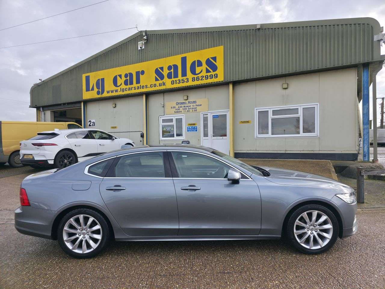 A 2020 VOLVO S90 2.0 T4 Momentum Plus Saloon 4dr Petrol Auto Euro 6 (s/s) (190 ps) A 2020 VOLVO S90 2.0 T4 Momentum Plus Saloon 4dr Petrol Auto Euro 6 (s/s) (190 ps)