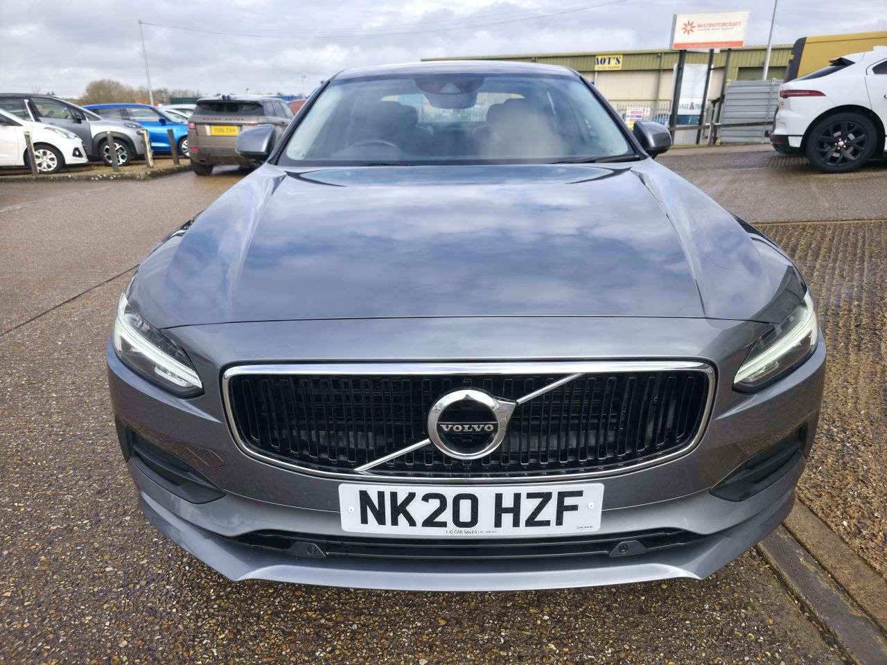 A 2020 VOLVO S90 2.0 T4 Momentum Plus Saloon 4dr Petrol Auto Euro 6 (s/s) (190 ps) A 2020 VOLVO S90 2.0 T4 Momentum Plus Saloon 4dr Petrol Auto Euro 6 (s/s) (190 ps)
