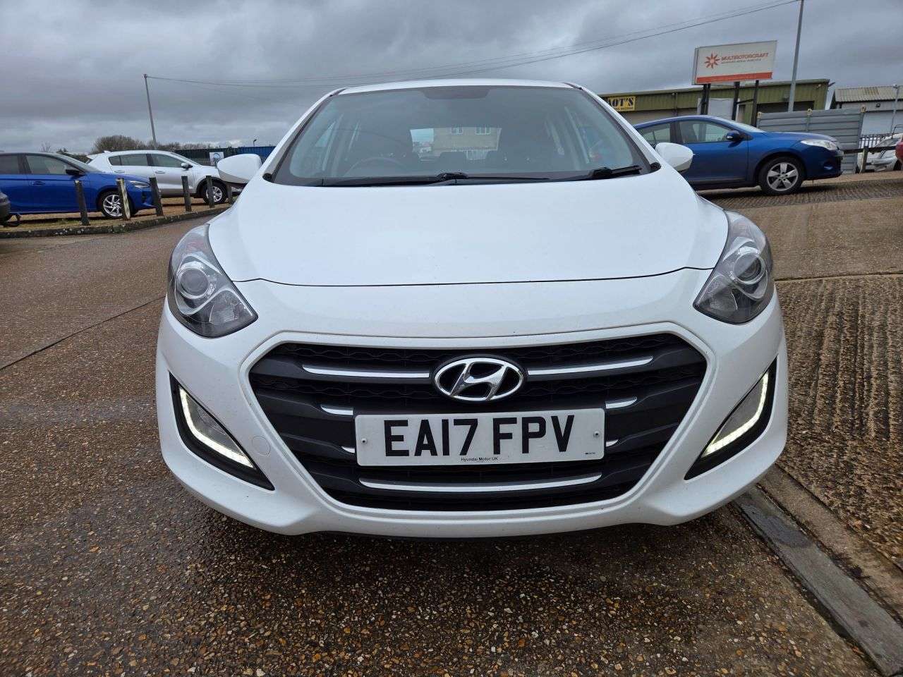 A 2017 HYUNDAI I30 1.6 CRDi Blue Drive SE Hatchback 5dr Diesel Manual Euro 6 (s/s) (110 ps) A 2017 HYUNDAI I30 1.6 CRDi Blue Drive SE Hatchback 5dr Diesel Manual Euro 6 (s/s) (110 ps)