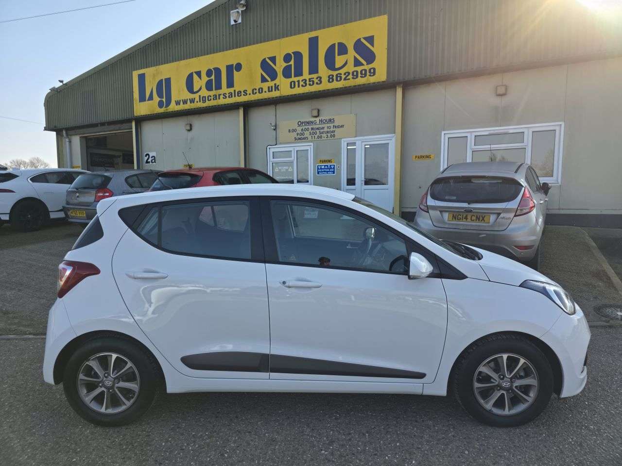 A 2014 HYUNDAI I10 1.2 Premium Hatchback 5dr Petrol Manual Euro 5 (87 ps) A 2014 HYUNDAI I10 1.2 Premium Hatchback 5dr Petrol Manual Euro 5 (87 ps)