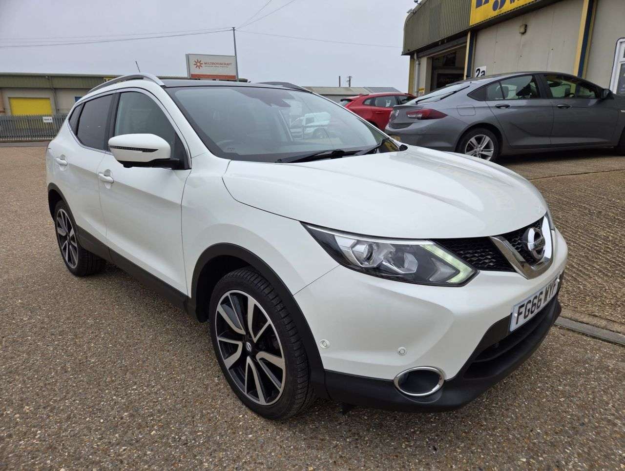A 2016 NISSAN QASHQAI 1.5 dCi Tekna SUV 5dr Diesel Manual 2WD Euro 6 (s/s) (110 ps) A 2016 NISSAN QASHQAI 1.5 dCi Tekna SUV 5dr Diesel Manual 2WD Euro 6 (s/s) (110 ps)