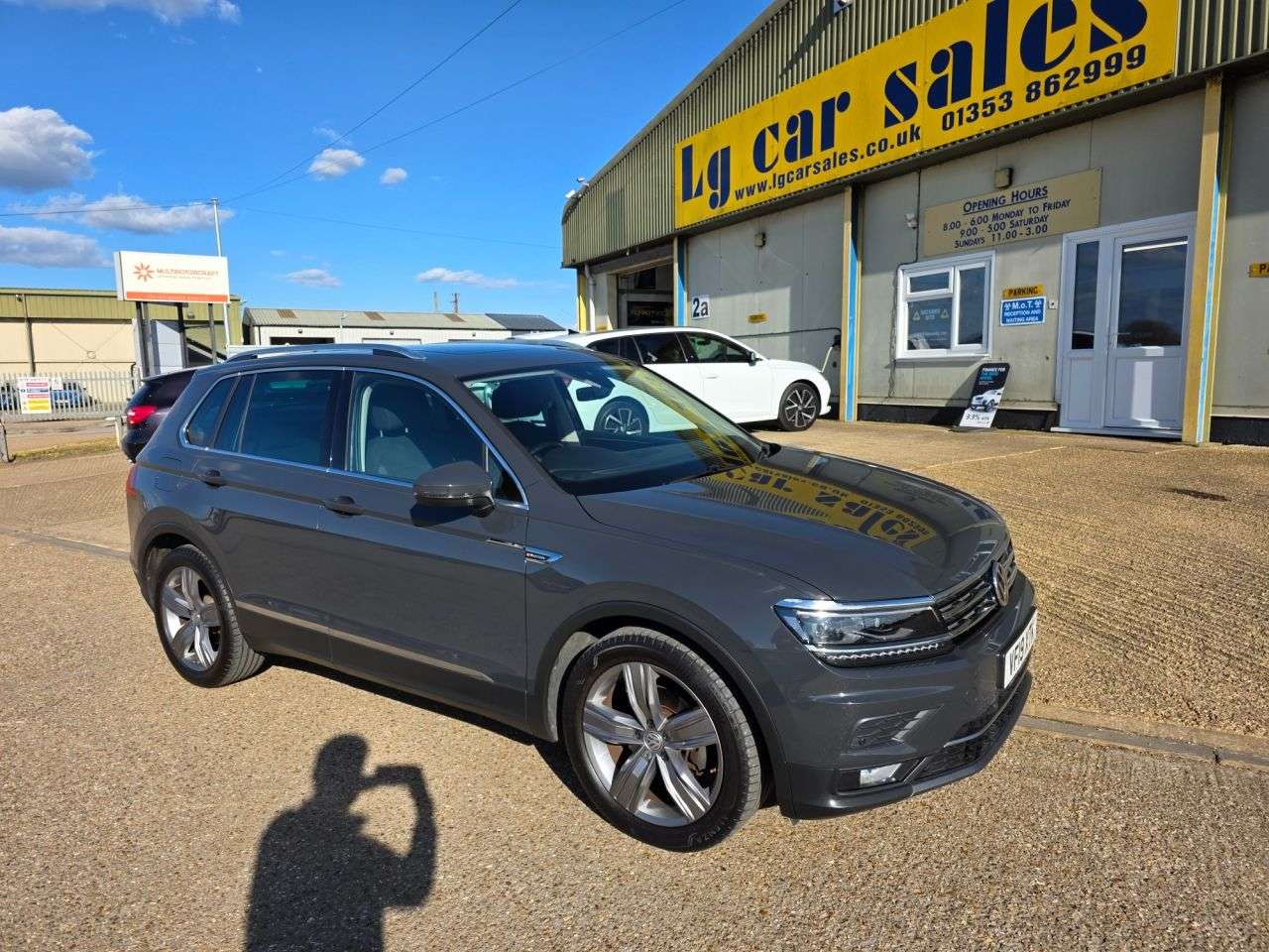 A 2019 VOLKSWAGEN TIGUAN 2.0 TDI SEL SUV 5dr Diesel Manual 4Motion Euro 6 (s/s) (150 ps) A 2019 VOLKSWAGEN TIGUAN 2.0 TDI SEL SUV 5dr Diesel Manual 4Motion Euro 6 (s/s) (150 ps)
