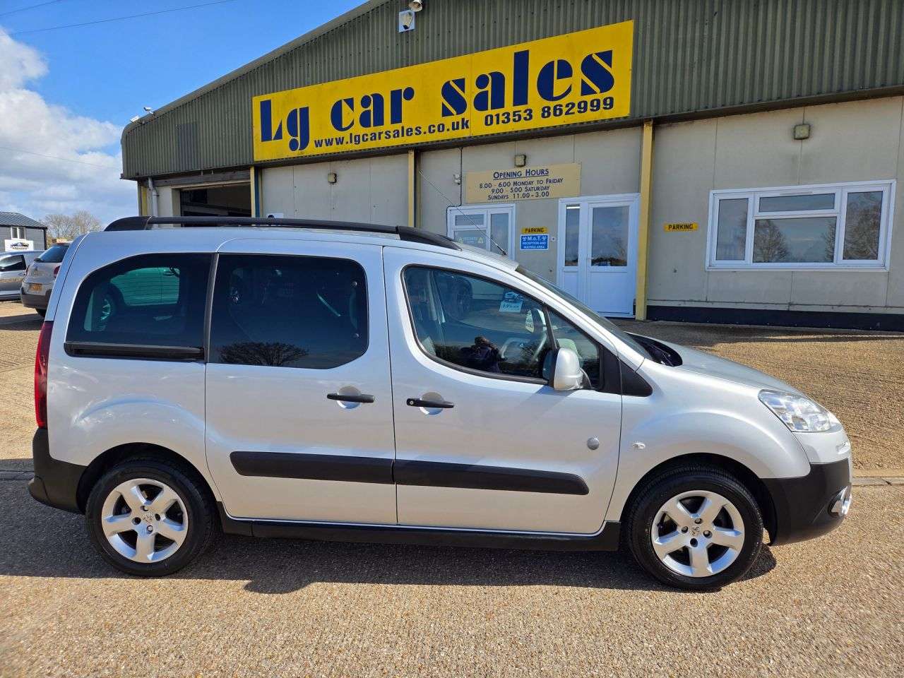 A 2014 PEUGEOT PARTNER TEPEE 1.6 HDi Tepee Outdoor MPV 5dr Diesel Manual (135 g/km, 92 bhp) A 2014 PEUGEOT PARTNER TEPEE 1.6 HDi Tepee Outdoor MPV 5dr Diesel Manual (135 g/km, 92 bhp)