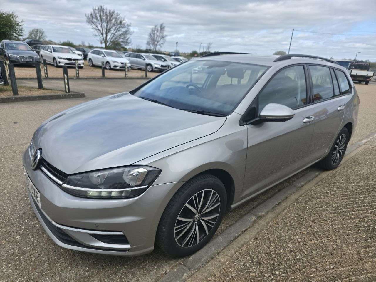 A 2017 VOLKSWAGEN GOLF 1.6 TDI SE Estate 5dr Diesel Manual Euro 6 (s/s) (115 ps) A 2017 VOLKSWAGEN GOLF 1.6 TDI SE Estate 5dr Diesel Manual Euro 6 (s/s) (115 ps)