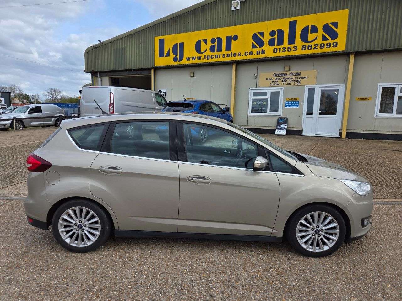A 2017 FORD C-MAX 1.0T EcoBoost Titanium MPV 5dr Petrol Manual Euro 6 (s/s) (125 ps) A 2017 FORD C-MAX 1.0T EcoBoost Titanium MPV 5dr Petrol Manual Euro 6 (s/s) (125 ps)
