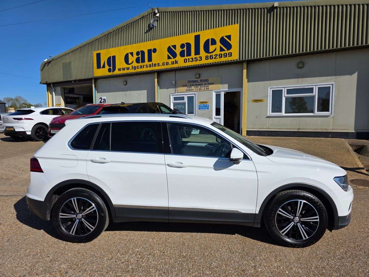 A 2018 VOLKSWAGEN TIGUAN 1.4 TSI SE Navigation SUV 5dr Petrol Manual Euro 6 (s/s) (125 ps) A 2018 VOLKSWAGEN TIGUAN 1.4 TSI SE Navigation SUV 5dr Petrol Manual Euro 6 (s/s) (125 ps)