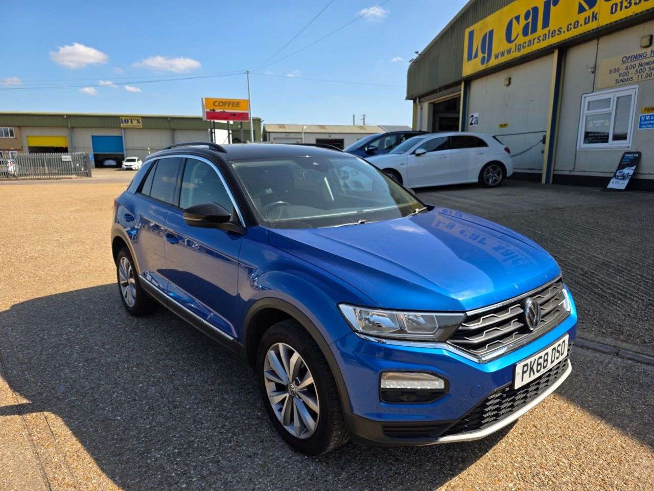 A 2018 VOLKSWAGEN T-ROC 1.0 TSI Design SUV 5dr Petrol Manual Euro 6 (s/s) (115 ps) A 2018 VOLKSWAGEN T-ROC 1.0 TSI Design SUV 5dr Petrol Manual Euro 6 (s/s) (115 ps)