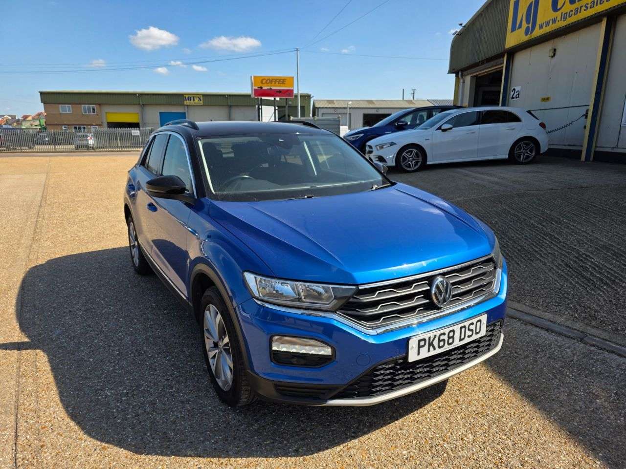 A 2018 VOLKSWAGEN T-ROC 1.0 TSI Design SUV 5dr Petrol Manual Euro 6 (s/s) (115 ps) A 2018 VOLKSWAGEN T-ROC 1.0 TSI Design SUV 5dr Petrol Manual Euro 6 (s/s) (115 ps)