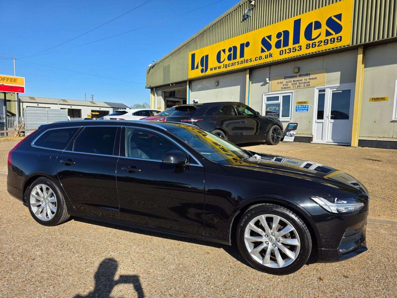 A 2019 VOLVO V90 2.0 T4 Momentum Plus Estate 5dr Petrol Auto Euro 6 (s/s) (190 ps) A 2019 VOLVO V90 2.0 T4 Momentum Plus Estate 5dr Petrol Auto Euro 6 (s/s) (190 ps)