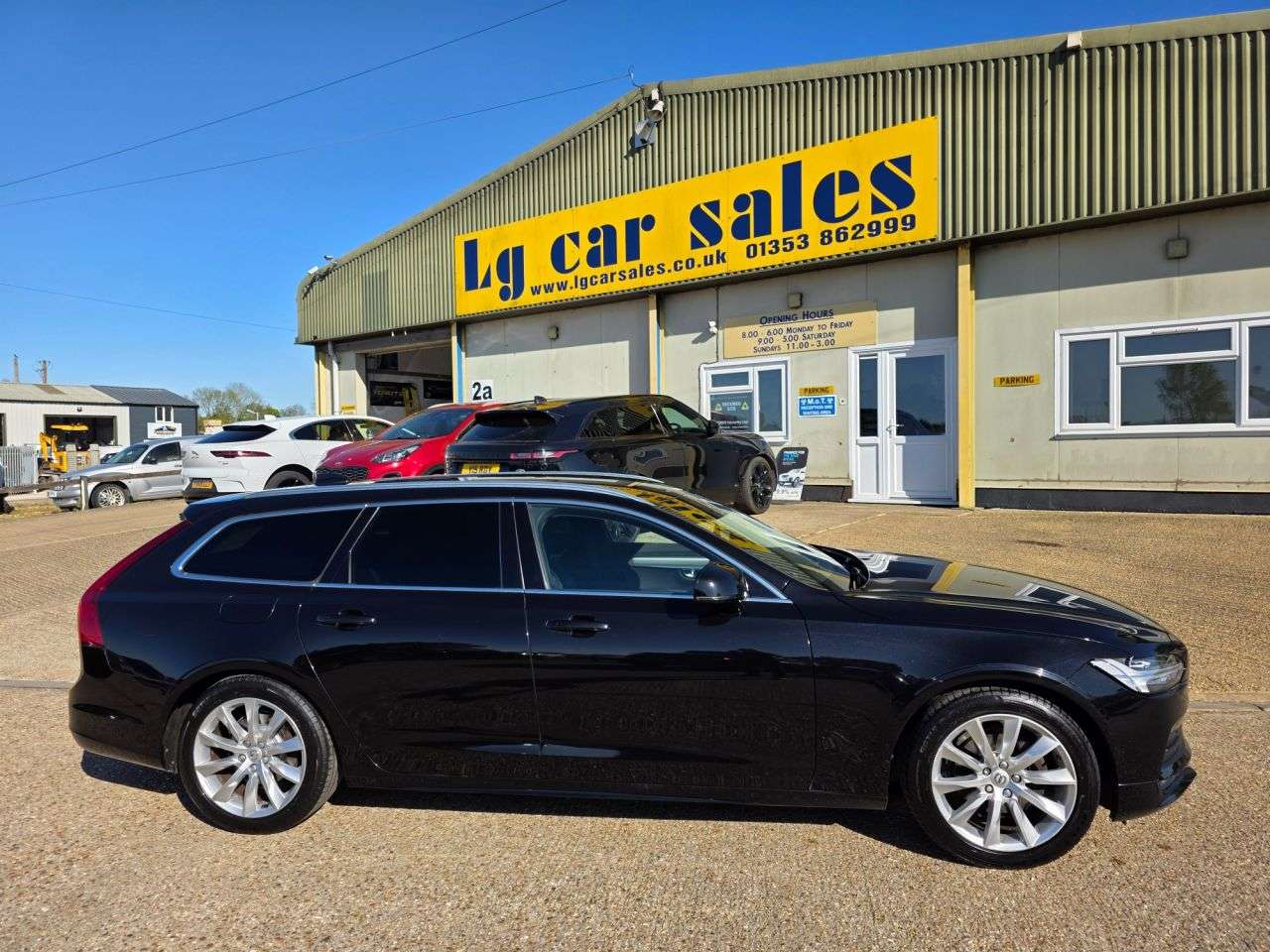 A 2019 VOLVO V90 2.0 T4 Momentum Plus Estate 5dr Petrol Auto Euro 6 (s/s) (190 ps) A 2019 VOLVO V90 2.0 T4 Momentum Plus Estate 5dr Petrol Auto Euro 6 (s/s) (190 ps)