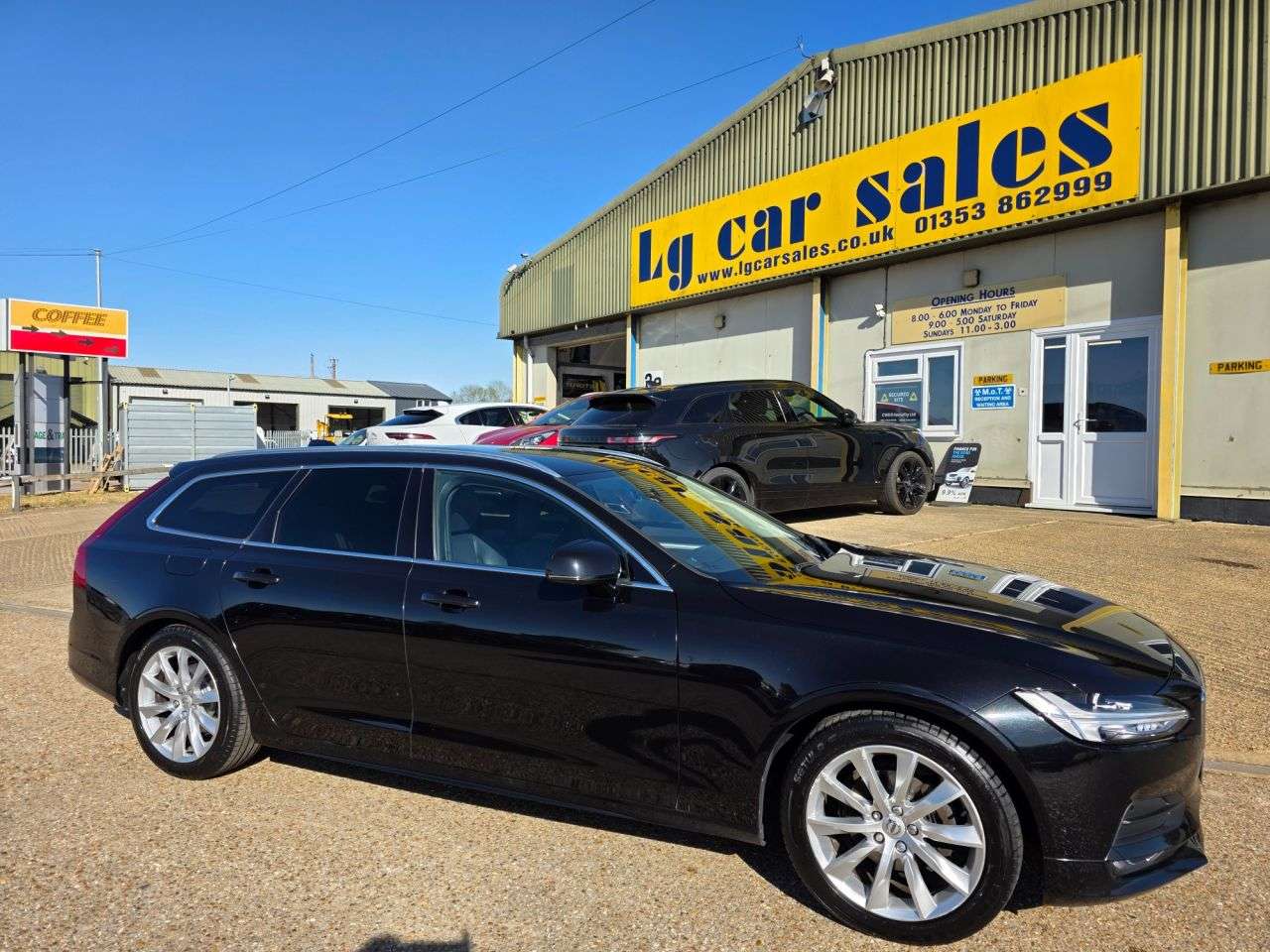 A 2019 VOLVO V90 2.0 T4 Momentum Plus Estate 5dr Petrol Auto Euro 6 (s/s) (190 ps) A 2019 VOLVO V90 2.0 T4 Momentum Plus Estate 5dr Petrol Auto Euro 6 (s/s) (190 ps)