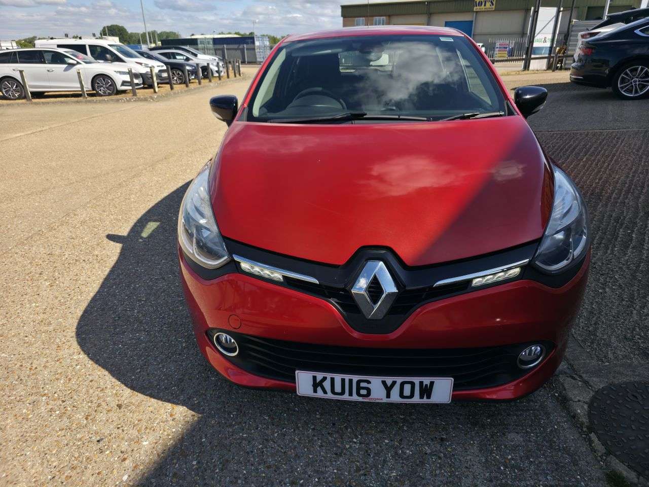A 2016 RENAULT CLIO 0.9 TCe Dynamique Nav Hatchback 5dr Petrol Manual Euro 6 (s/s) (90 ps) A 2016 RENAULT CLIO 0.9 TCe Dynamique Nav Hatchback 5dr Petrol Manual Euro 6 (s/s) (90 ps)