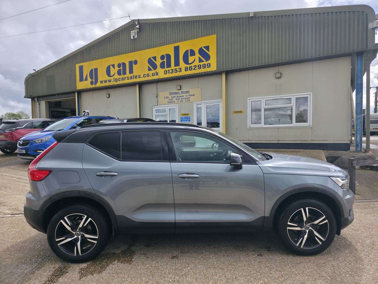 A 2019 VOLVO XC40 1.5 T3 R-Design SUV 5dr Petrol Manual Euro 6 (s/s) (156 ps) A 2019 VOLVO XC40 1.5 T3 R-Design SUV 5dr Petrol Manual Euro 6 (s/s) (156 ps)