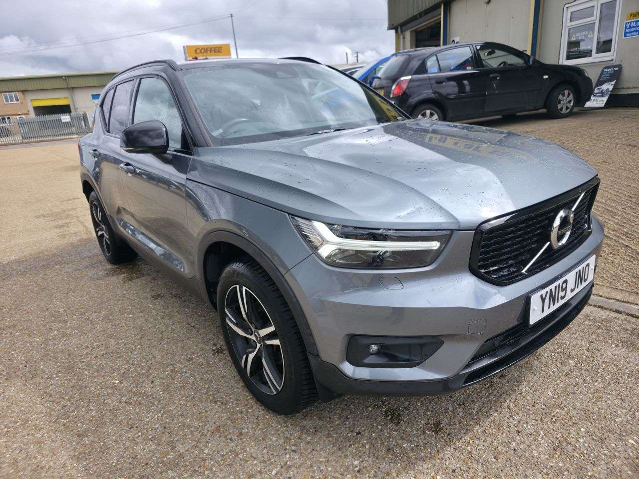 A 2019 VOLVO XC40 1.5 T3 R-Design SUV 5dr Petrol Manual Euro 6 (s/s) (156 ps) A 2019 VOLVO XC40 1.5 T3 R-Design SUV 5dr Petrol Manual Euro 6 (s/s) (156 ps)