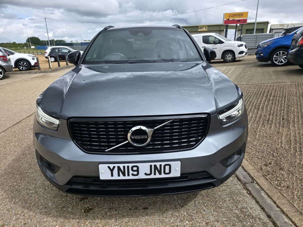 A 2019 VOLVO XC40 1.5 T3 R-Design SUV 5dr Petrol Manual Euro 6 (s/s) (156 ps) A 2019 VOLVO XC40 1.5 T3 R-Design SUV 5dr Petrol Manual Euro 6 (s/s) (156 ps)