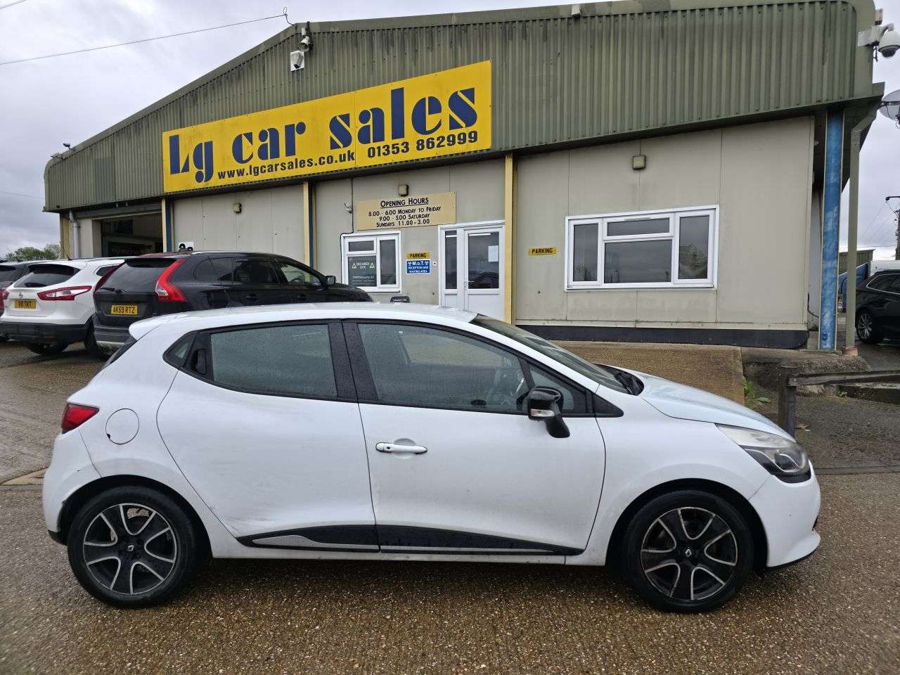 A 2014 RENAULT CLIO 1.2 16V Dynamique MediaNav Hatchback 5dr Petrol Manual Euro 5 (75 ps) A 2014 RENAULT CLIO 1.2 16V Dynamique MediaNav Hatchback 5dr Petrol Manual Euro 5 (75 ps)