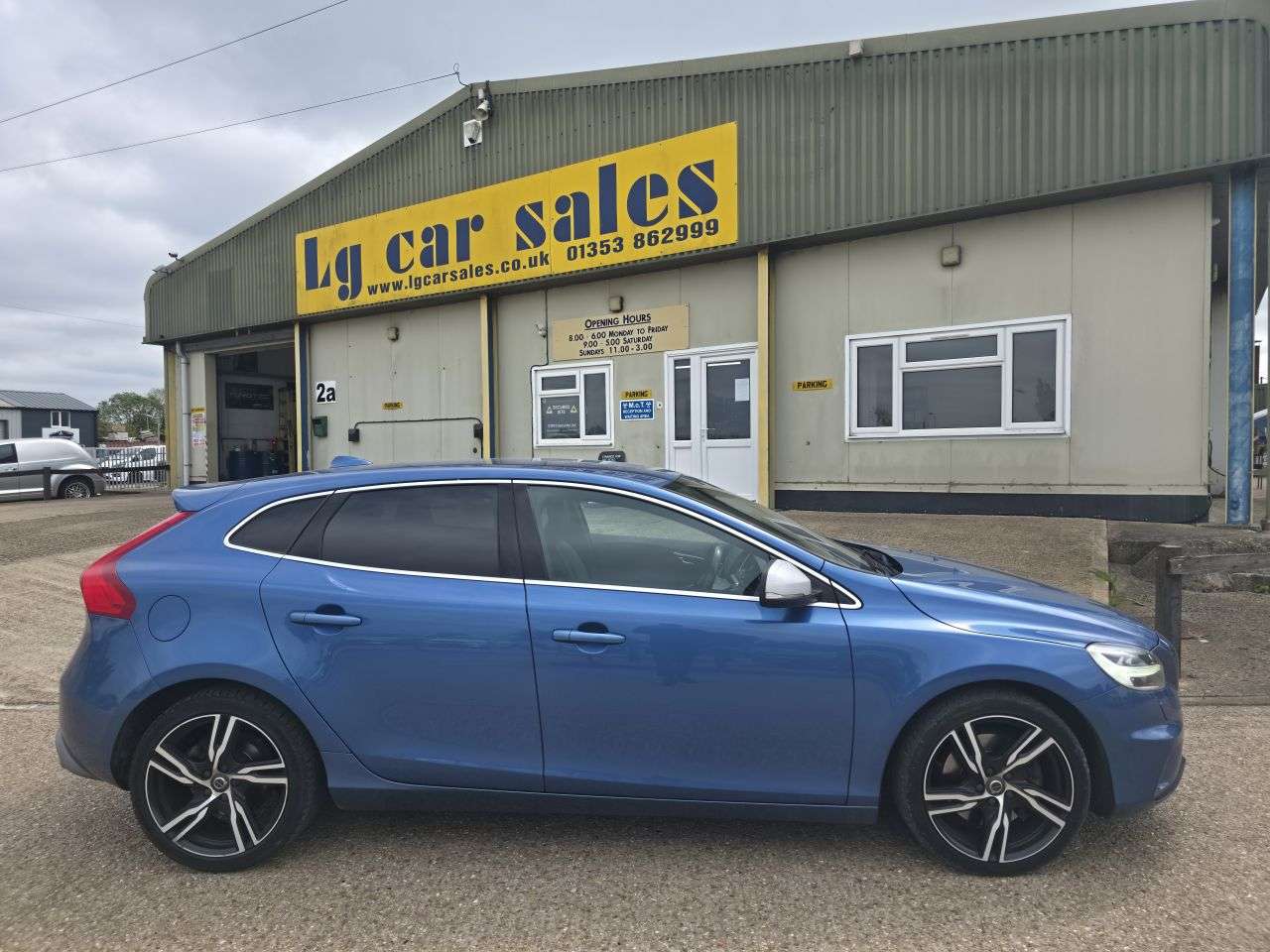 A 2018 VOLVO V40 1.5 T3 GPF R-Design Pro Hatchback 5dr Petrol Auto Euro 6 (s/s) (152 ps) A 2018 VOLVO V40 1.5 T3 GPF R-Design Pro Hatchback 5dr Petrol Auto Euro 6 (s/s) (152 ps)