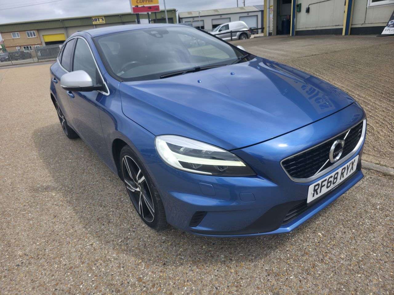 A 2018 VOLVO V40 1.5 T3 GPF R-Design Pro Hatchback 5dr Petrol Auto Euro 6 (s/s) (152 ps) A 2018 VOLVO V40 1.5 T3 GPF R-Design Pro Hatchback 5dr Petrol Auto Euro 6 (s/s) (152 ps)