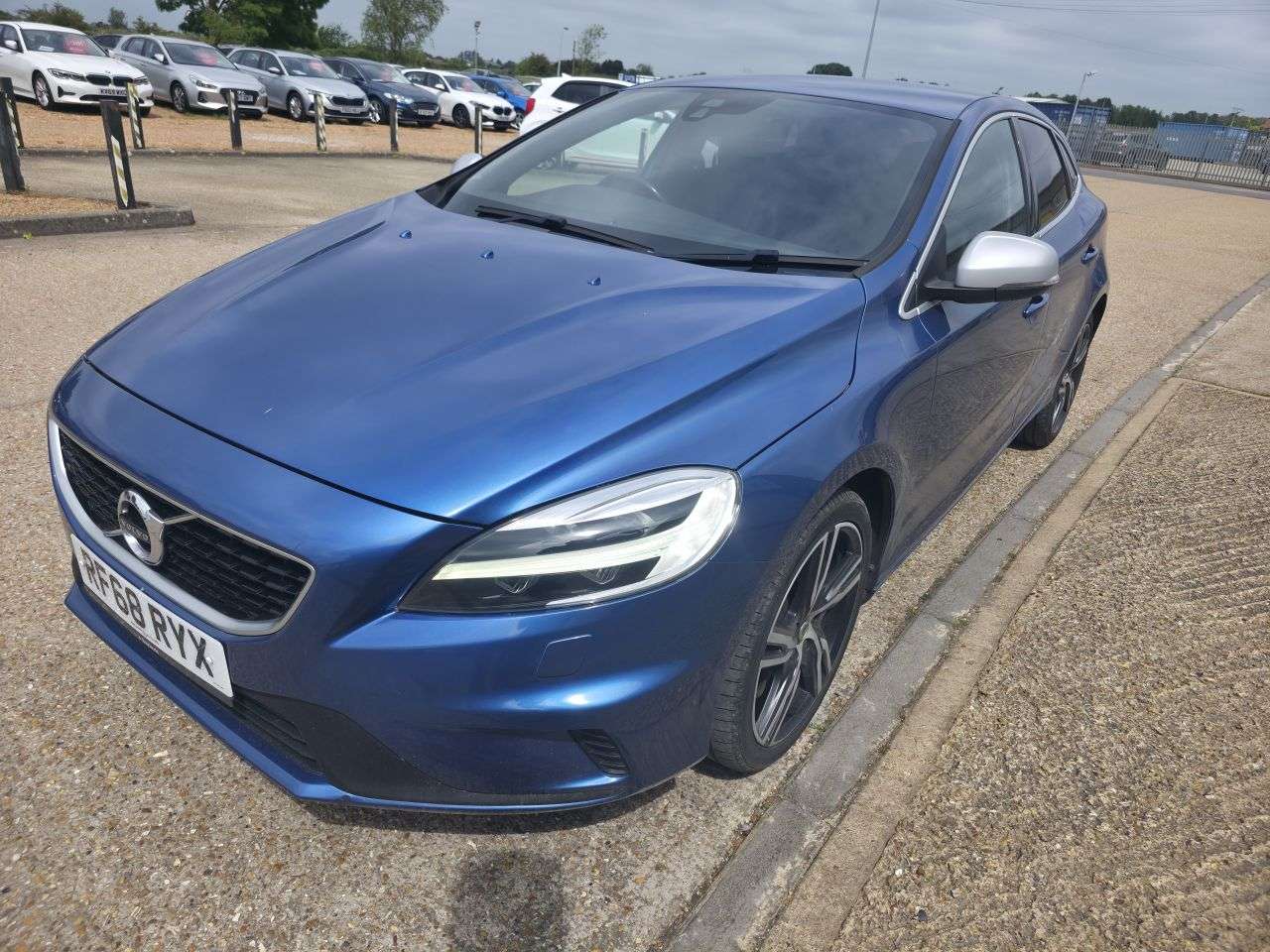 A 2018 VOLVO V40 1.5 T3 GPF R-Design Pro Hatchback 5dr Petrol Auto Euro 6 (s/s) (152 ps) A 2018 VOLVO V40 1.5 T3 GPF R-Design Pro Hatchback 5dr Petrol Auto Euro 6 (s/s) (152 ps)