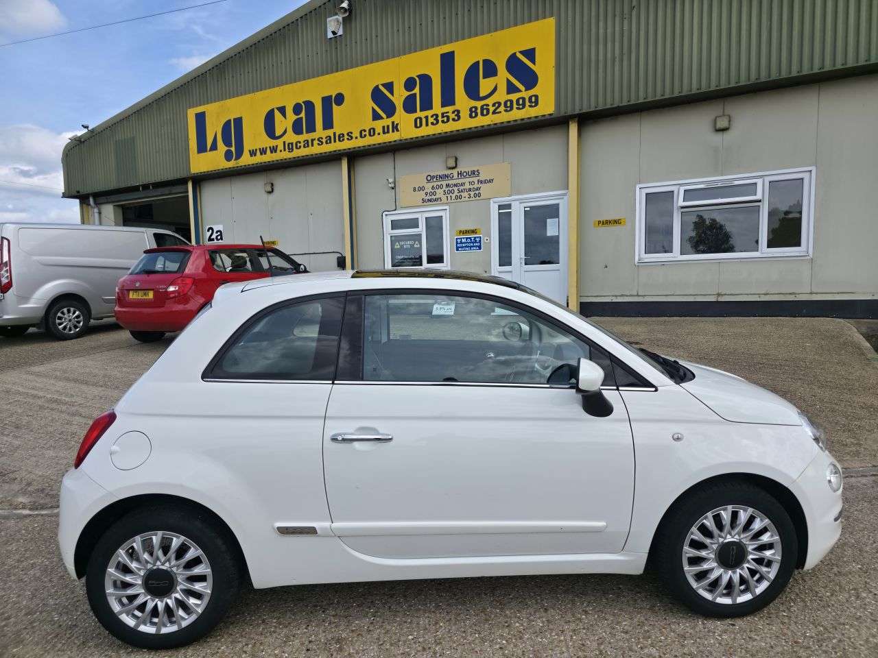 A 2017 FIAT 500 0.9 TwinAir Lounge Hatchback 3dr Petrol Semi-Auto Euro 6 (s/s) (85 bhp) A 2017 FIAT 500 0.9 TwinAir Lounge Hatchback 3dr Petrol Semi-Auto Euro 6 (s/s) (85 bhp)