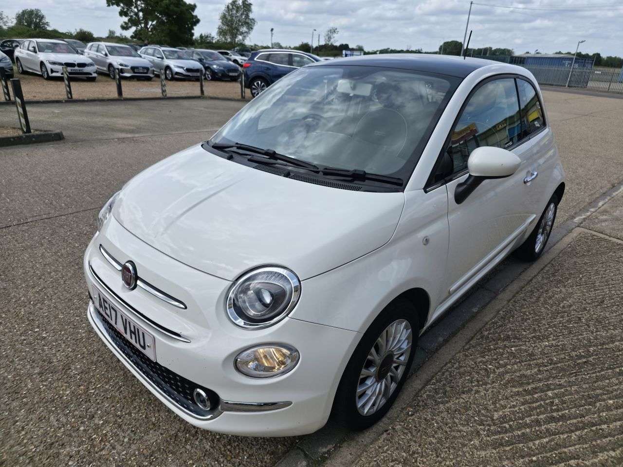 A 2017 FIAT 500 0.9 TwinAir Lounge Hatchback 3dr Petrol Semi-Auto Euro 6 (s/s) (85 bhp) A 2017 FIAT 500 0.9 TwinAir Lounge Hatchback 3dr Petrol Semi-Auto Euro 6 (s/s) (85 bhp)