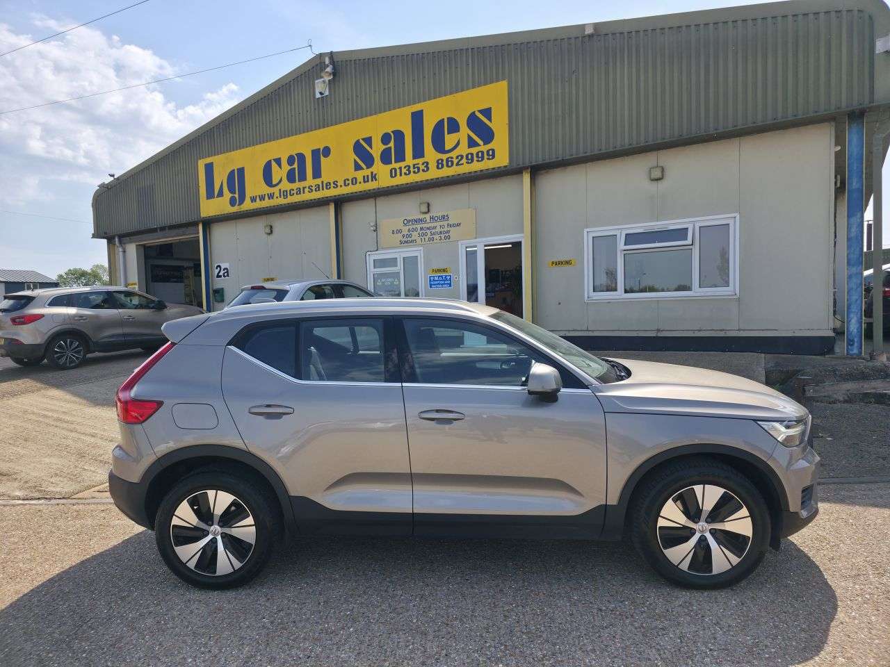 A 2022 VOLVO XC40 1.5h T4 Recharge 10.7kWh Core SUV 5dr Petrol Plug-in Hybrid Auto Euro 6 (s/ A 2022 VOLVO XC40 1.5h T4 Recharge 10.7kWh Core SUV 5dr Petrol Plug-in Hybrid Auto Euro 6 (s/