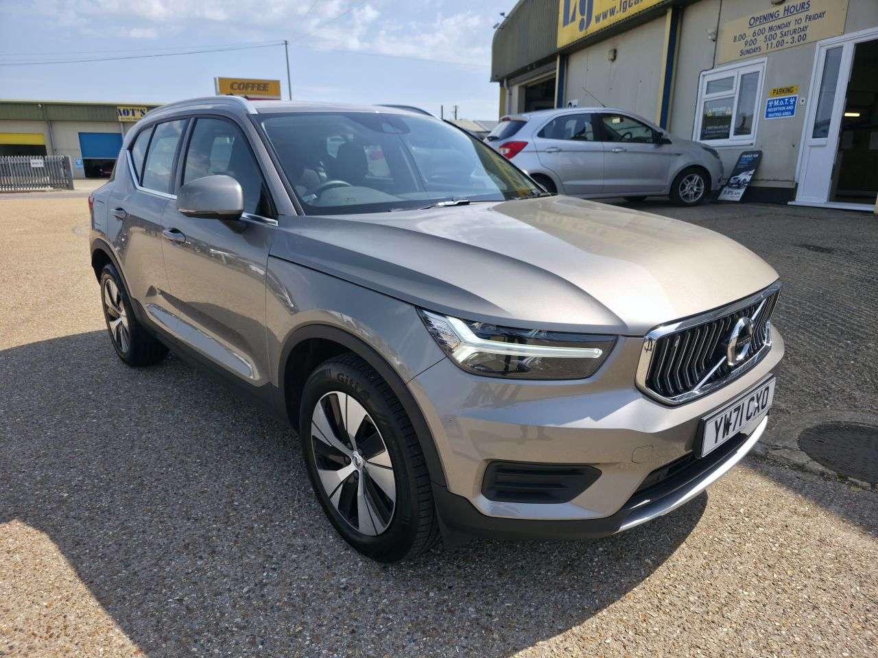 A 2022 VOLVO XC40 1.5h T4 Recharge 10.7kWh Core SUV 5dr Petrol Plug-in Hybrid Auto Euro 6 (s/ A 2022 VOLVO XC40 1.5h T4 Recharge 10.7kWh Core SUV 5dr Petrol Plug-in Hybrid Auto Euro 6 (s/