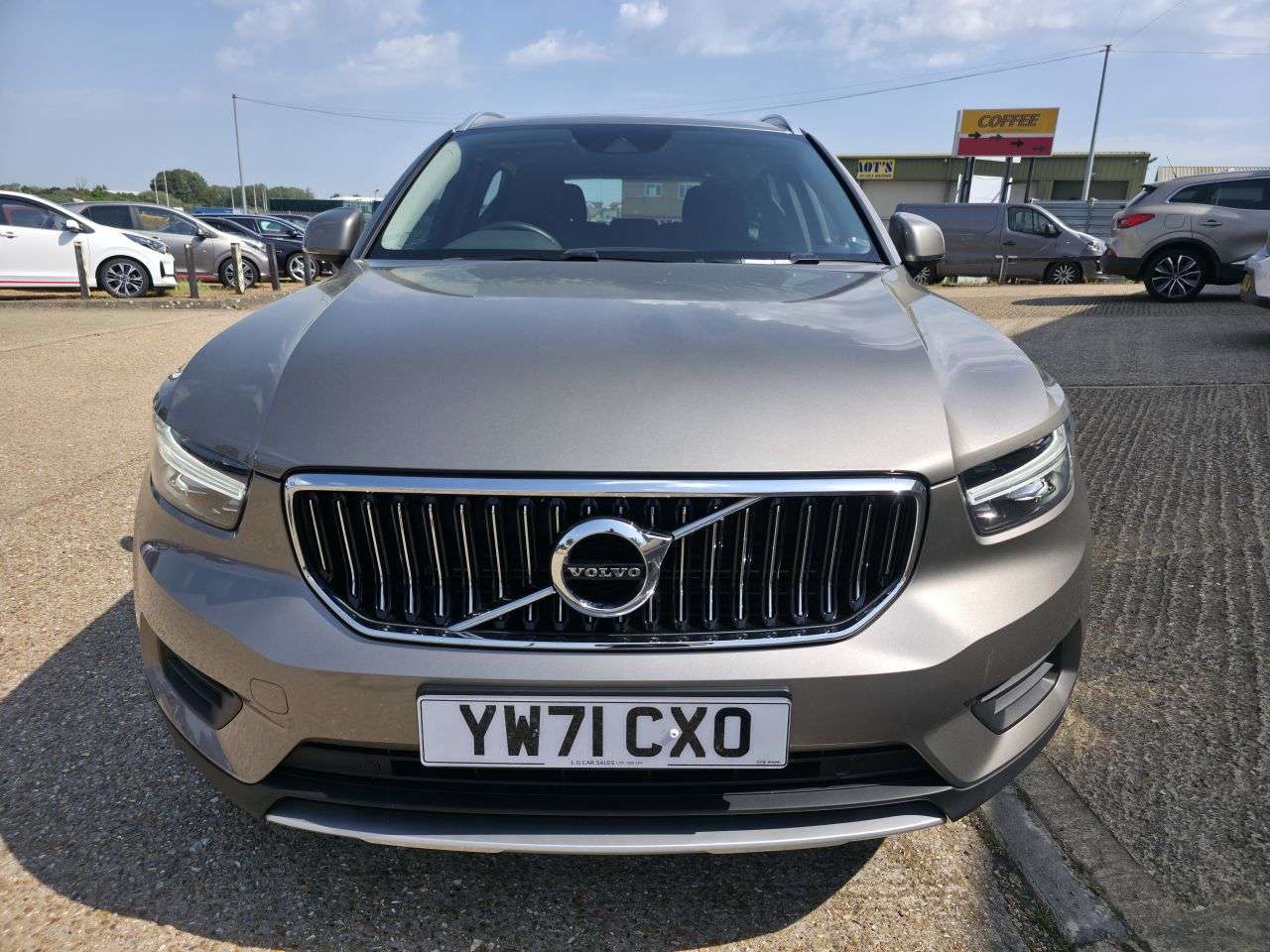 A 2022 VOLVO XC40 1.5h T4 Recharge 10.7kWh Core SUV 5dr Petrol Plug-in Hybrid Auto Euro 6 (s/ A 2022 VOLVO XC40 1.5h T4 Recharge 10.7kWh Core SUV 5dr Petrol Plug-in Hybrid Auto Euro 6 (s/
