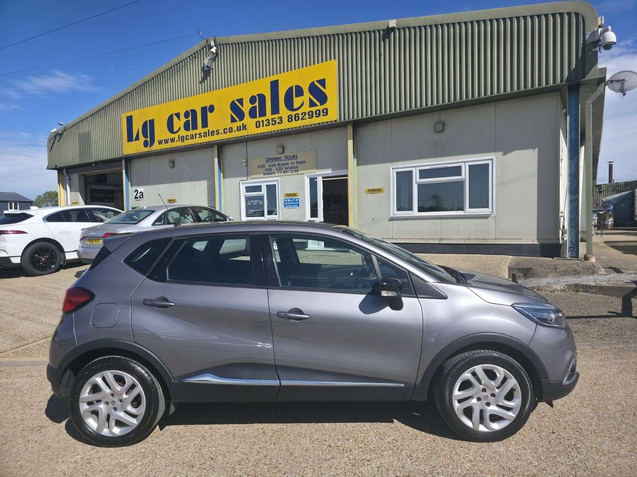 A 2016 RENAULT CAPTUR 0.9 TCe ENERGY Dynamique Nav SUV 5dr Petrol Manual Euro 6 (s/s) (90 ps) A 2016 RENAULT CAPTUR 0.9 TCe ENERGY Dynamique Nav SUV 5dr Petrol Manual Euro 6 (s/s) (90 ps)