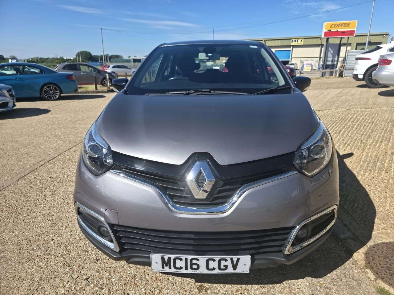 A 2016 RENAULT CAPTUR 0.9 TCe ENERGY Dynamique Nav SUV 5dr Petrol Manual Euro 6 (s/s) (90 ps) A 2016 RENAULT CAPTUR 0.9 TCe ENERGY Dynamique Nav SUV 5dr Petrol Manual Euro 6 (s/s) (90 ps)