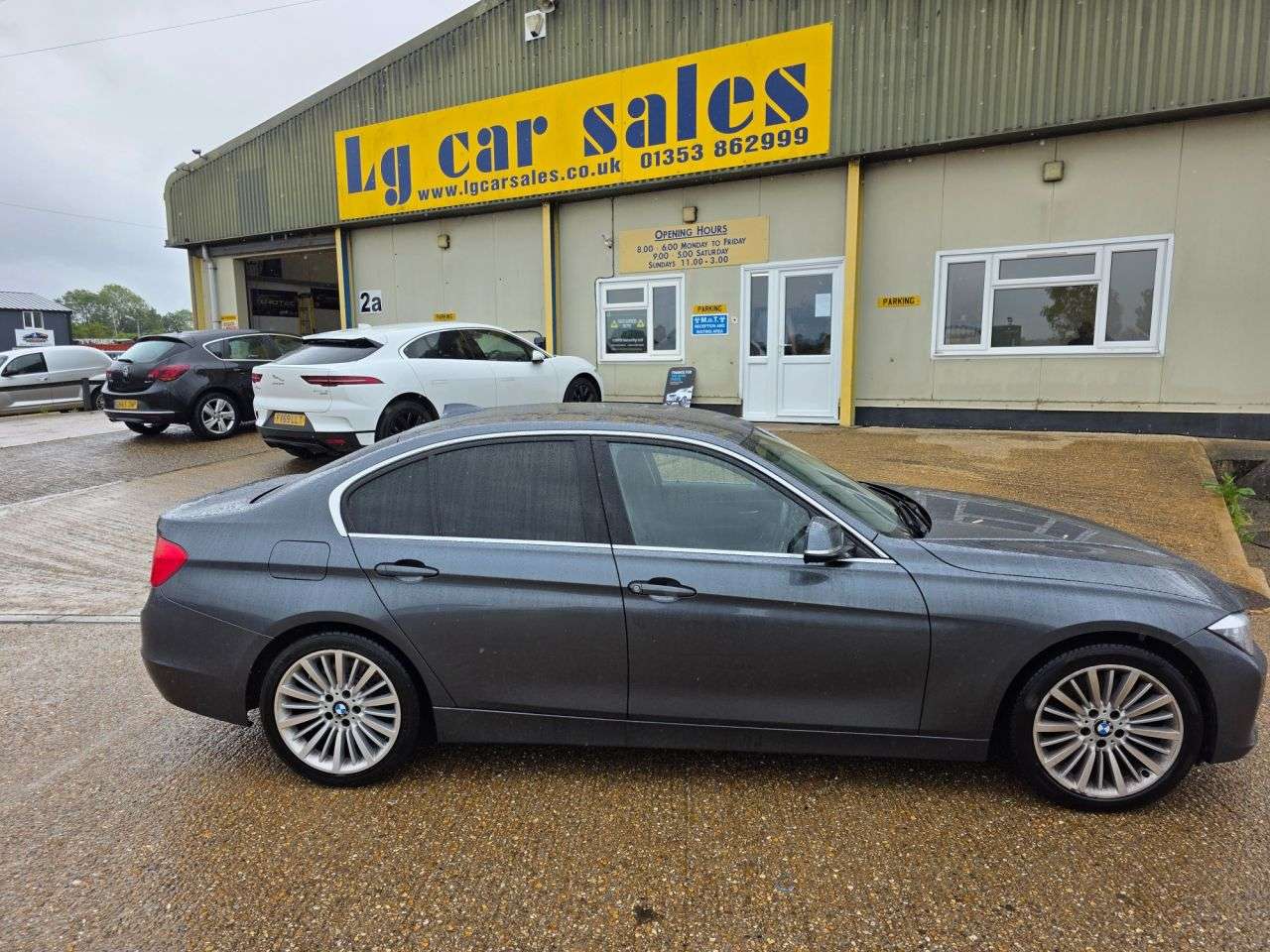 A 2013 BMW 3 SERIES 3.0 330d Luxury Saloon 4dr Diesel Auto Euro 5 (s/s) (258 ps) A 2013 BMW 3 SERIES 3.0 330d Luxury Saloon 4dr Diesel Auto Euro 5 (s/s) (258 ps)