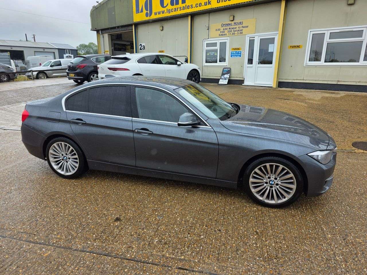 A 2013 BMW 3 SERIES 3.0 330d Luxury Saloon 4dr Diesel Auto Euro 5 (s/s) (258 ps) A 2013 BMW 3 SERIES 3.0 330d Luxury Saloon 4dr Diesel Auto Euro 5 (s/s) (258 ps)