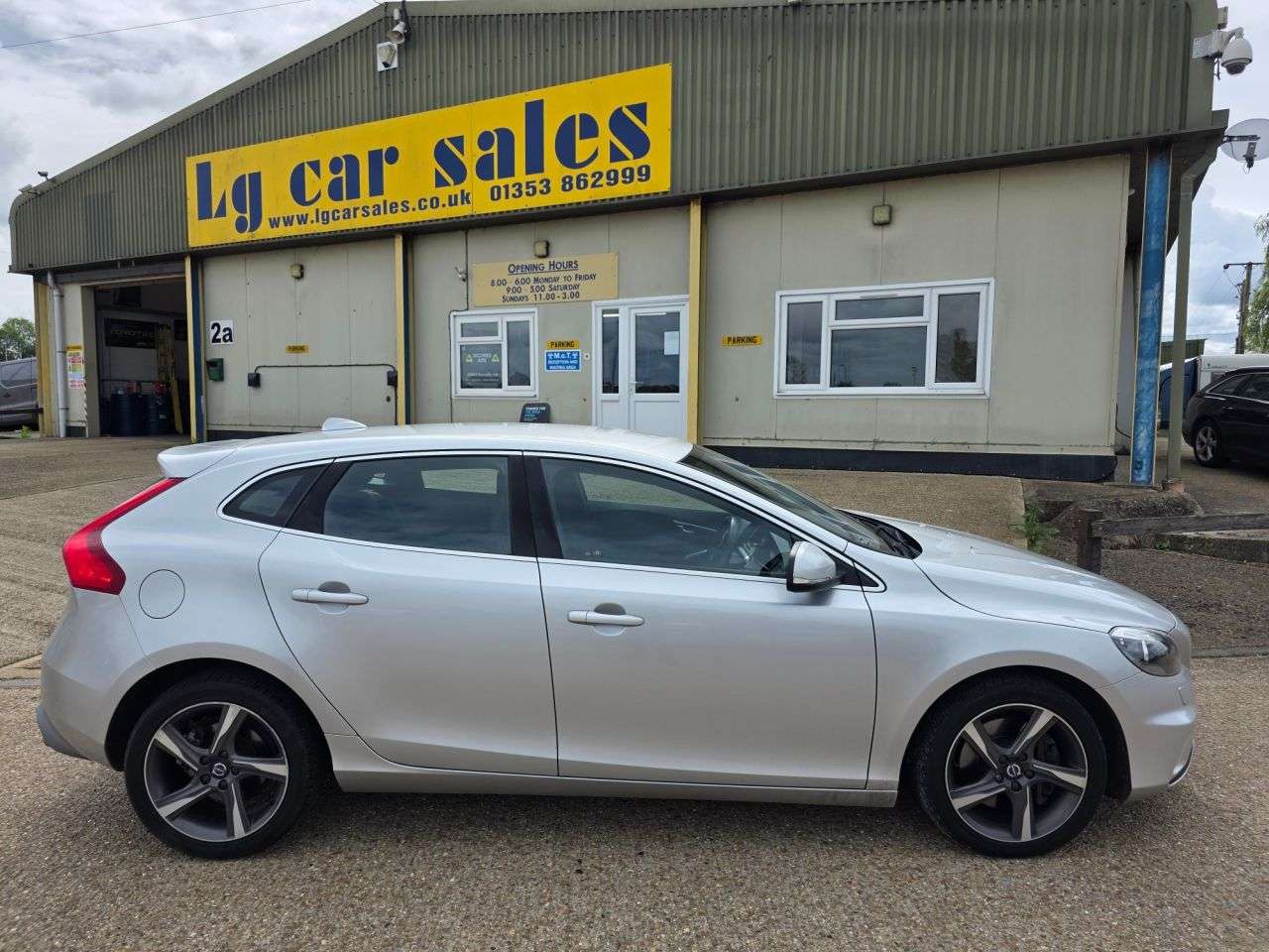 A 2015 VOLVO V40 2.0 D3 R-Design Nav Hatchback 5dr Diesel Manual Euro 6 (s/s) (150 ps) A 2015 VOLVO V40 2.0 D3 R-Design Nav Hatchback 5dr Diesel Manual Euro 6 (s/s) (150 ps)