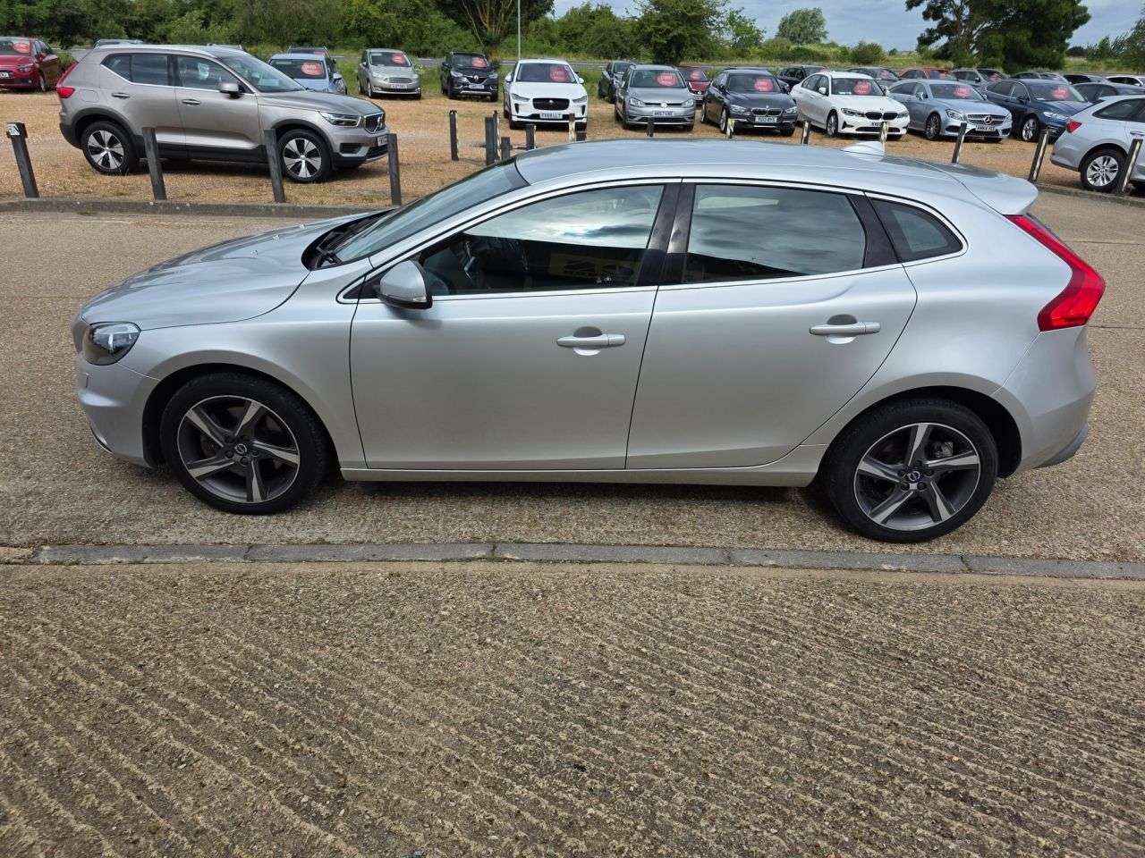 2015 VOLVO V40 2015 VOLVO V40