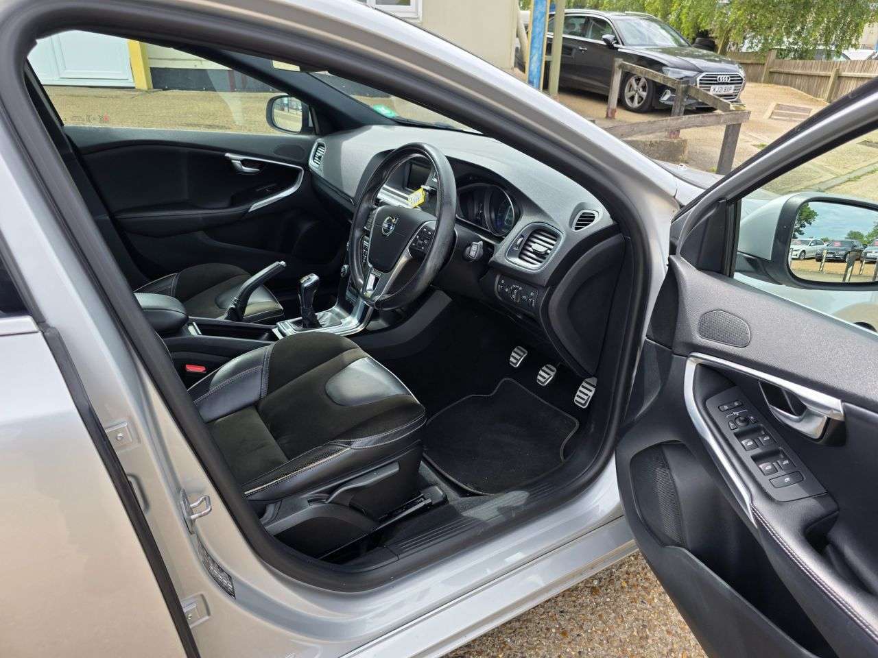 2015 VOLVO V40 2015 VOLVO V40