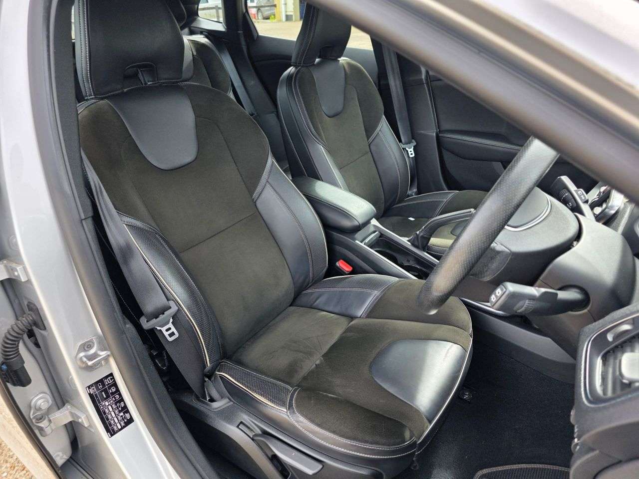 2015 VOLVO V40 2015 VOLVO V40